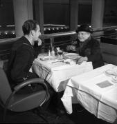 Marie Vassilieff et son fils dans un restaurant de Montparnasse, Paris, 1930-1940