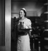 Serveuse dans un café de Montparnasse, Paris, 1930-1940