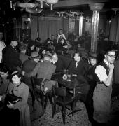 Intérieur du bar de La Coupole, Montparnasse, Paris, 1930-1940