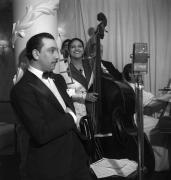 Django Reinhardt et Valaida Snow au Big Apple, 73 rue Pigalle lors d'une émission de radio, Paris, 1938