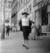 Christian Dior, collection automne-hiver 1954, modèle H porté par Alla