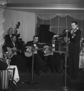 Eugène Vées, Django et Joseph Reinhardt, Stéphane Grappelli, Roger Basset à la contrebasse au Big Apple, 73 rue Pigalle lors d'une émission de radio, Paris, 1938
