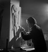 Anton Prinner sculpte "Isis" en marbre dans son atelier de la rue Pernety, Paris, 1946