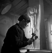 Anton Prinner sculpte "Isis" dans son atelier de la rue Pernety, Paris, 1946