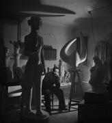 Anton Prinner, dans son atelier au milieu de ses sculptures, rue Pernety, Paris, 1946
