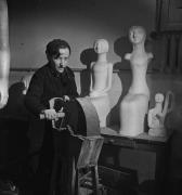 Anton Prinner devant sa meule, dans son atelier, rue Pernety, Paris, 1946