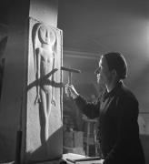 Anton Prinner sculpte "Isis" en marbre, dans son atelier, rue Pernety, Paris, 1946