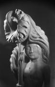 sculpture d'Anton Prinner "Fille du soleil", dans son atelier, rue Pernety, Paris, 1946