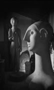 sculptures d'Anton Prinner dont "La Femme aux grandes oreilles (à droite), dans son atelier, rue Pernety, Paris, 1946