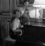 Brigitte Bardot, chez elle, Paris, 1952