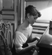 Brigitte Bardot, chez elle, Paris, 1952
