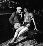 Dans un bar de Pigalle  un "apache" et sa protégée, Paris, 1938