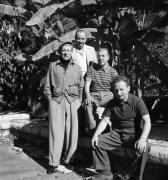 Jean Gabin,  Marcel Carné, Jacques Prévert et Alexandre Trauner à La Colombe d’Or à Saint-Paul-de-Vence en 1945