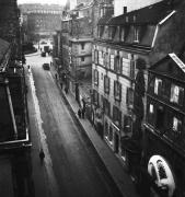 Rue Pigalle et ses boîtes de nuit, Paris, 1938 -1939, au premier plan La Lune Rousse, au centre La Roulotte où se produisait Django Reinhardt,