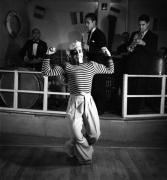 Club Le Ponton 2 à Montparnasse, Paris, 1934 avec Harry Cooper (à la trompette) et ses As du Rythme - Billy Taylor (batterie), Booker Pittman (saxo) et Bill Walton (piano)