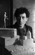 Alberto Giacometti dans son atelier,  rue Hippolyte Maindron, Paris, 1946 avec "la Nuit", premier projet de monument à Gabriel Péri