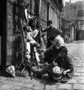 Elsa Henriquez réalise des masques pour la pièce de thèâtre de Prévert "Tentative de description d’un dîner de tête à Paris-France", La Fontaine des Quatre Saisons, Paris,1951