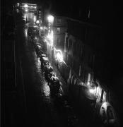 Rue Pigalle et ses boîtes de nuit, Paris 1938-1939 au premier plan La Lune Rousse, au centre La Roulotte où se produisait Django Reinhardt