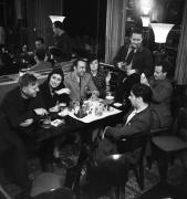 Bar de la Coupole à Montparnasse, Paris vers 1939 avec Paul Grimault, Amparo Mom, Pablo Neruda et sa deuxième femme Delia del Carril, un inconnu et Cyrille Camilovich, intellectuel yougoslave tenant un œuf, en face d' Amparo Mom: Raul Gonzales Tuñon son mari.