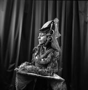 Helba Huara, danseuse "péruvienne" en costume de scène, Paris, sans date