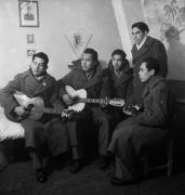 Soldats tahitiens du Bataillon du Pacifique, Paris, 1945  - (de gauche à droite) Teina Taie, Teriitemoehau Pihahuna, MaramaTiaihau, Fareaiti Tuiho, Pierre Marmouyet, photographiés dans la chambre de John Martin, auteur du dessin mural de paysage tahitien,dans une caserne de La Tour Maubourg à Paris en 1945.