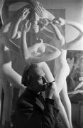 Victor Brauner, dans son atelier, devant sa sculpture "Conglomeros", rue Perrel, Montparnasse, Paris,1946