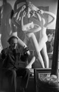 Victor Brauner, dans son atelier,devant sa sculpture "Conglomeros", rue Perrel, Montparnasse, Paris, 1946