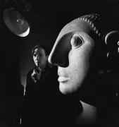 Anton Prinner dans son atelier, rue Pernety, à côté de sa sculpture "La Femme aux grandes oreilles", Paris, 1946