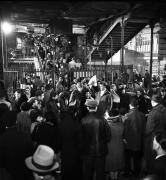Tournage de "Les Portes de la nuit" en 1946, de Marcel Carné dans un décor d'Alexandre Trauner reconstituant le métro Barbès, avec au centre Fabien Loris.