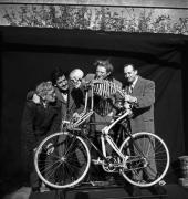 Émile Savitry, Óscar Domínguez,  et des amis "en conversation" avec l'œuvre de Domínguez "Le Défi", Paris, années 1950