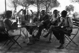 Émile Savitry (avec lunettes et guitare) et les frères Django et Joseph Reinhardt, Toulon, 1930 (Django lève les bras, Joseph premier à droite avec guitare)