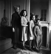 « Negros » mère de Django avec les enfants de Joseph Reinhardt, chez Emile Savitry, 1 Boulevard Edgar Quinet, Paris, vers 1949