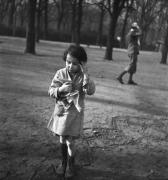 Petite fille au parc, Paris, sans date