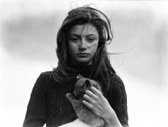 Anouk Aimée et son chat Tulipe dans "La Fleur de l’âge" de M. Carné et J. Prévert, Belle-Île, 1947.