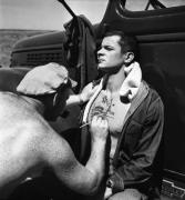 Serge Reggiani se fait tatouer une tour Eiffel par Alexandre Trauner dans « La Fleur de l’âge » de M. Carné et J.Prévert, Belle-Île 1947