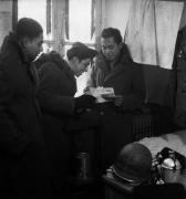 Soldats tahitiens du Bataillon du Pacifique, Paris, 1945  - (de gauche à droite) Marama Tiaihau, Fareaiti Tuiho, Teriitemoehau Pihahuna