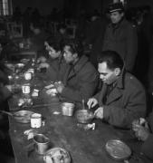 Soldats tahitiens du Bataillon du Pacifique dans une caserne de La Tour Maubourg, Paris, 1945