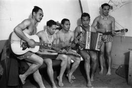 Soldats tahitiens du Bataillon du Pacifique, Paris, 1945  - (de gauche à droite) Revatua Teupootahiti, Frédéric Tefaafana, Teriitemoehau Taoa, Teriitemoehau Pihahuna, Marama Tiaihau