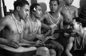 Soldats tahitiens du Bataillon du Pacifique, Paris, 1945  - (de gauche à droite)  Frédéric Tefaafana, Teriitemoehau Taoa, Teriitemoehau Pihahuna, Marama Tiaihau, Revatua Teupootahiti