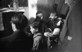 Le Groupe Octobre avec Joseph Kosma de dos à gauche, Marcel Mouloudji au centre répétant dans "Le Tableau des merveilles" , Paris, 1936