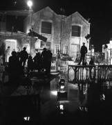 Tournage des "Portes de la nuit", 1946 film de Marcel Carné dans un décor d'Alexandre Trauner