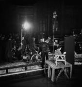 Tournage des "Portes de la nuit", 1946 film de Marcel Carné dans un décor d'Alexandre Trauner