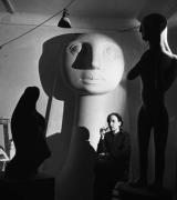 Anton Prinner dans son atelier au milieu de ses sculptures, rue Pernety, Paris,1946