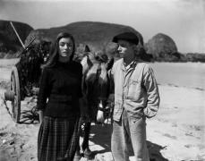 Barbara (Anouk Aimée) et son amoureux Pierrot (Claude Romain), jeune pupille du pénitencier dans "La Fleur de l'âge" de M. Carné et J. Prévert, Belle-Ile, 1947