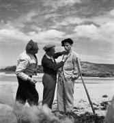 Marcel Carné dirige Barbara (Anouk Aimée) et Pierrot (Claude Romain) dans "La Fleur de l'âge" de M. Carné et J. Prévert, Belle-Ile, 1947