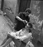On coupe les cheveux des figurants qui incarneront les évadés du pénitencier dans "La Fleur de l'âge" de M. Carné et J. Prévert, Belle-Ile, 1947