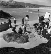 Marcel Carné donne ses instructions à Barbara (Anouk Aimée) et Pierrot (Claude Romain) dans "La Fleur de l'âge" de M. Carné et J. Prévert, Belle-Ile, 1947