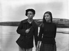 Pierrot (Claude Romain) et Barbara (Anouk Aimée) sur la plage, heureux d'être enfin ensemble dans "La Fleur de l'âge" de M. Carné et J. Prévert, Belle-Ile, 1947