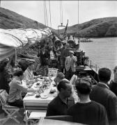 Marcel Carné tourne une scène de petit-déjeuner sur le yacht avec Ivan Desny (Olivier Pavane en robe de chambre),  Maurice Teynac (Michel Brabant) et Jean Tissier (Toto Lavendier, à droite) dans "La Fleur de l'âge" de M. Carné et J. Prévert, Belle-Ile, 1947