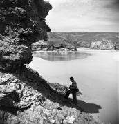 Alexandre Trauner fait des repérages sur le tournage de "La Fleur de l'âge" de M. Carné et J. Prévert, Belle-Ile, 1947